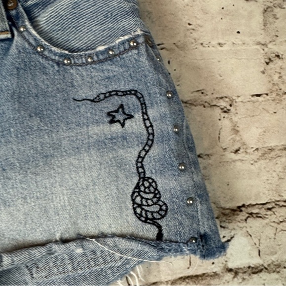 Levis 501 Limited Edition Denim Shorts Size 25 Snake Studs Embroidered Taylor XX - Picture 3 of 8